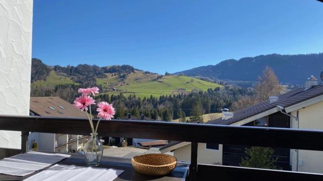 Bergwiese Mit Oberstaufen Plus Karte Exterior foto